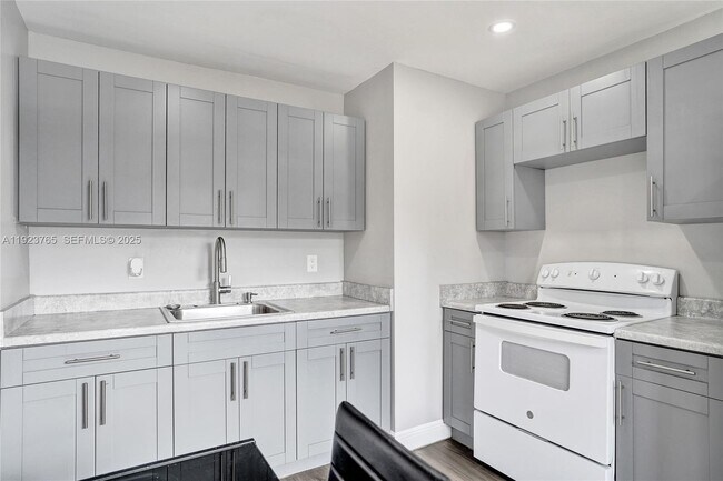 Building Photo - 3633 SW 12th Ct