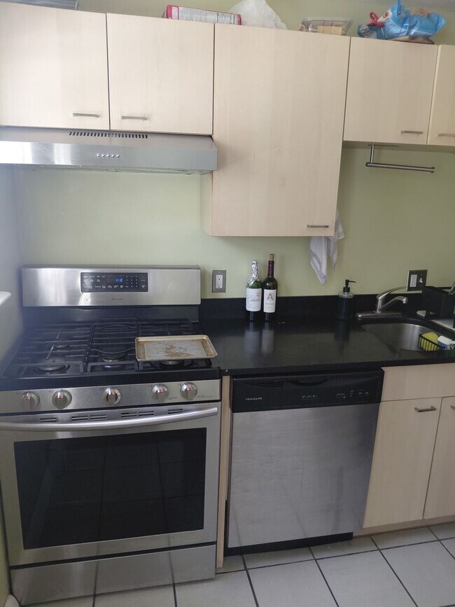 Building Photo - Nicely renovated 3 bed near BU for September 1!