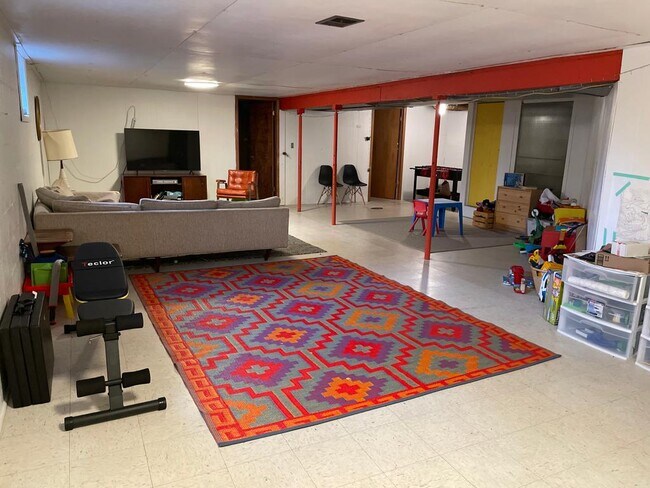 Building Photo - 1708 Pleasant St