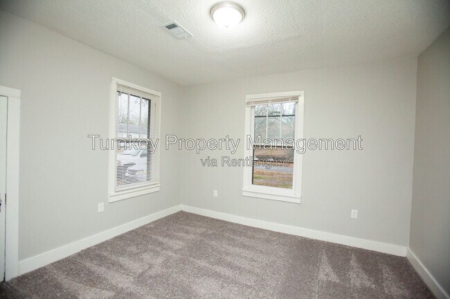 Building Photo - 1415 S Cedar St