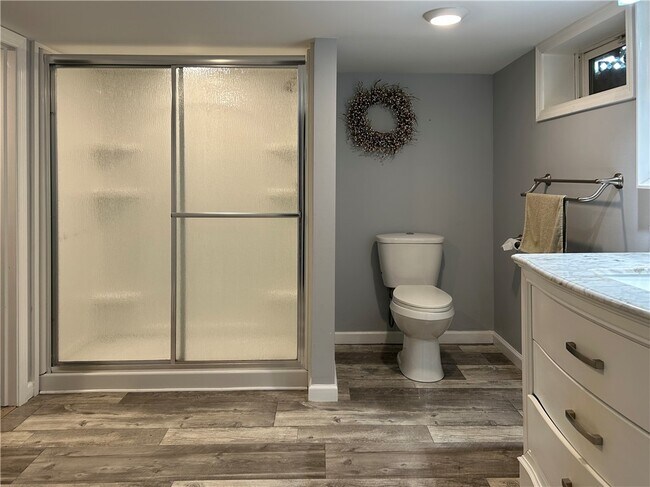 Building Photo - 406 Sharr Ave