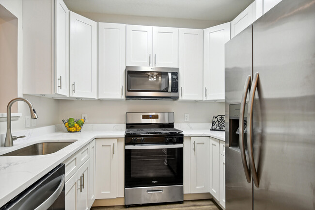 Kitchen w stainless appls - 1712 Lake Shore Crest Dr