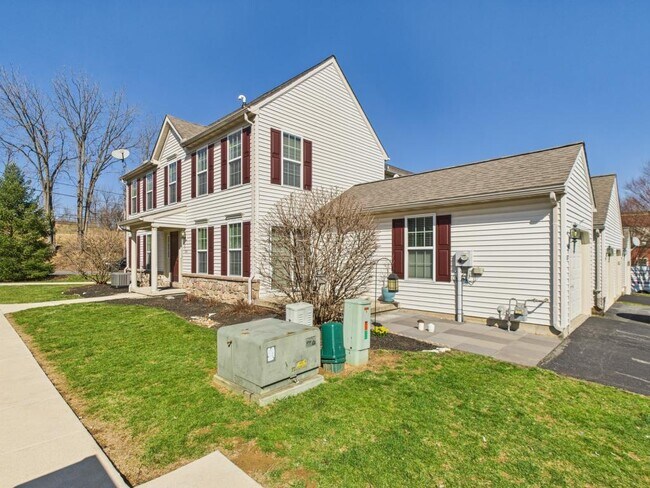 Building Photo - 720 E Newport Rd