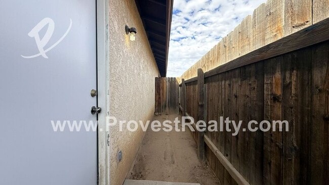 Building Photo - 15952 Sequoia St