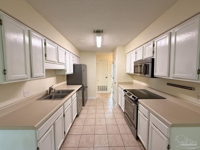 Building Photo - 10609 Creek Ridge Dr