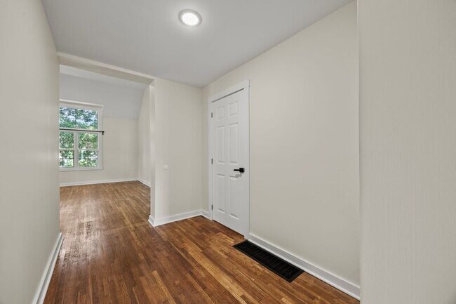 Building Photo - 1383 Eastview Ave