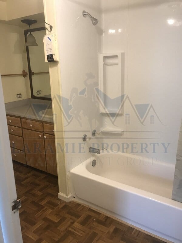 Building Photo - 911 E Steele St