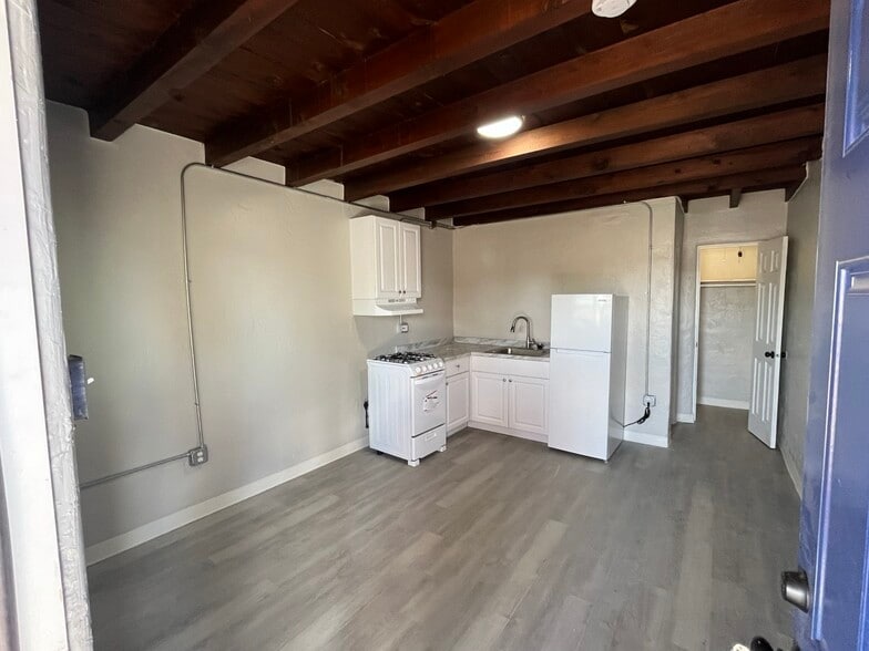 Apt. 11 Studio - 9317 Central Ave
