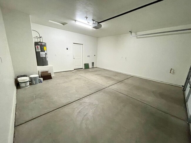 Building Photo - Great 3 Bedroom Home near Hualapai School!