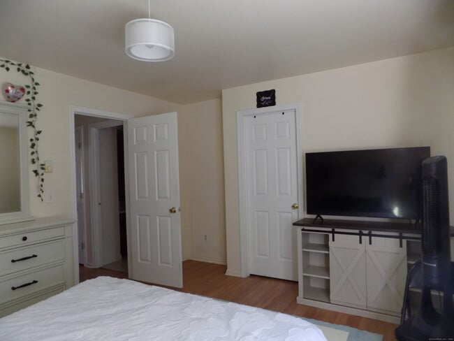 Building Photo - 112 Willow Springs