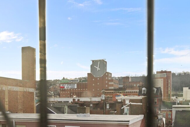 Building Photo - 2018 E Carson St