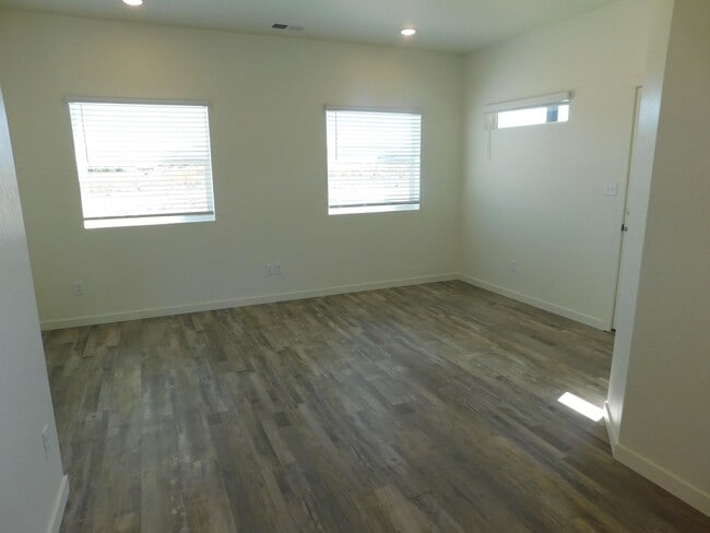 Building Photo - WALKING DISTANCE TO COMMUNITY