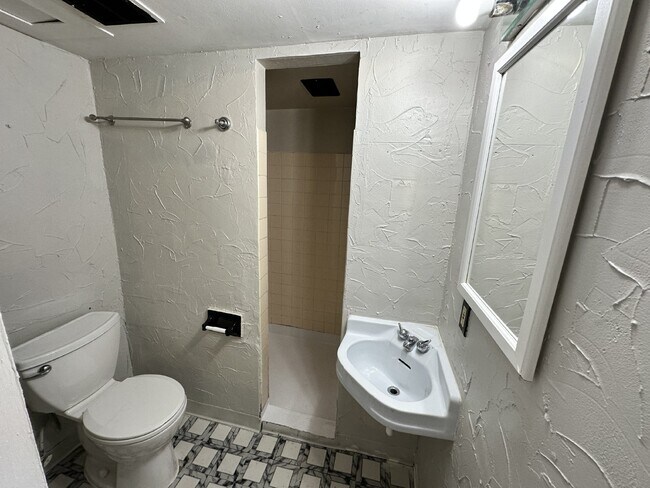 Building Photo - AVAILABLE JULY! Student Housing near DU Campus!