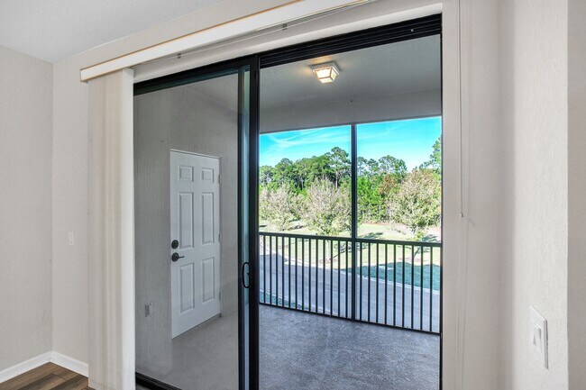 Building Photo - Welcome to this 2 bedroom, 2 bathroom condo in the wonderful community of Palencia.