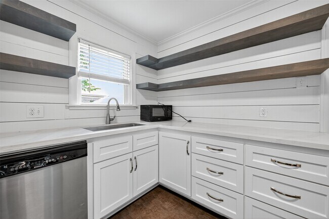 Building Photo - 2328 McClendon St
