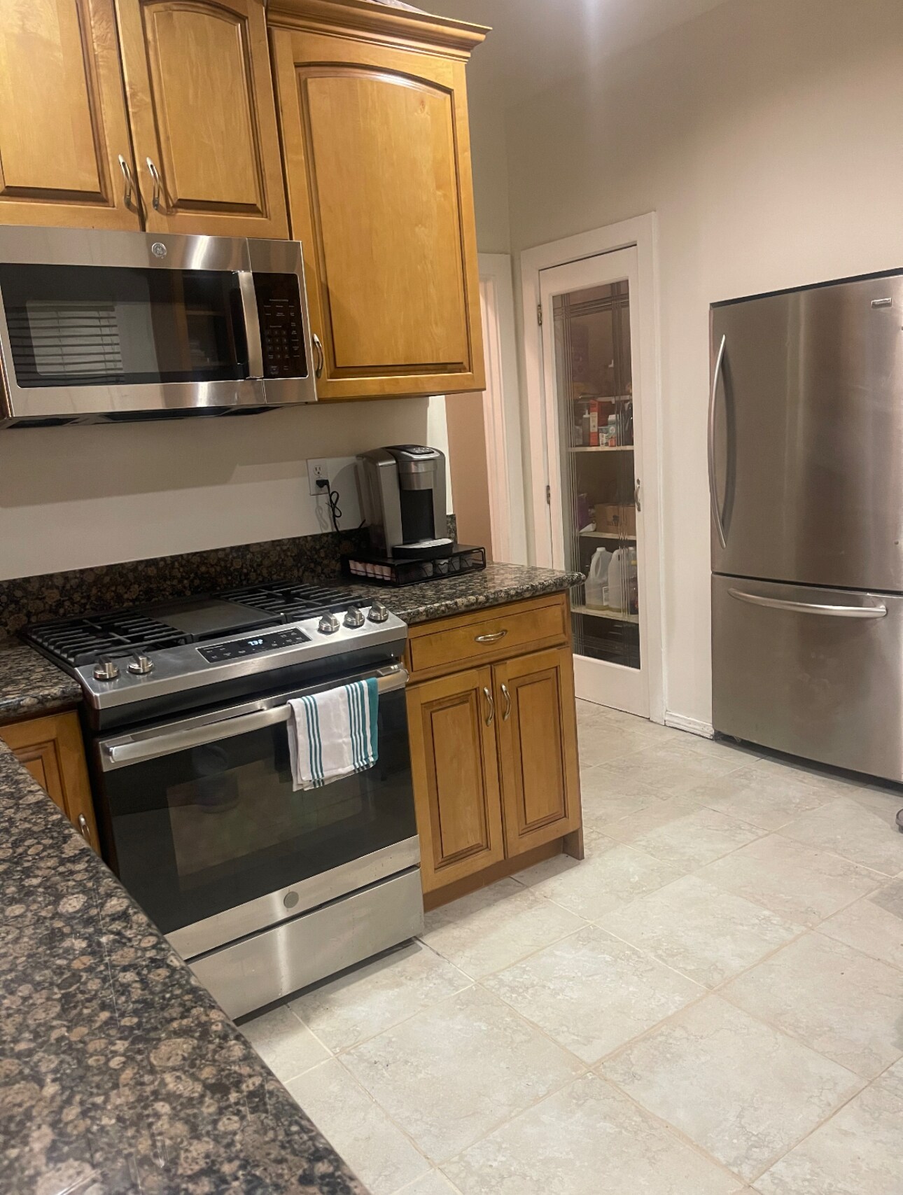 Kitchen - 2021 Browning Blvd