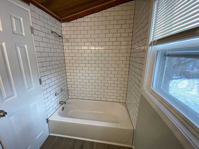 Building Photo - Remodeled 3 bed 2 bath