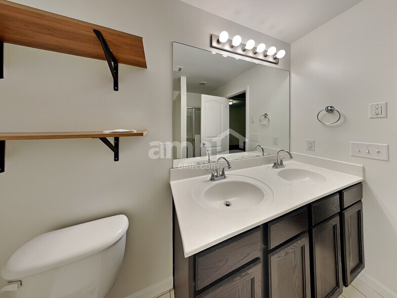 Building Photo - 4123 Oakstone Dr