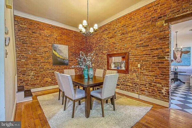 Building Photo - 400 E Cross St