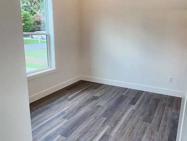 Building Photo - Bright & Modern Newly Built Home!!