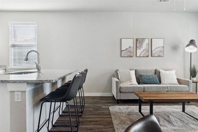 Building Photo - 523 Powell Dr