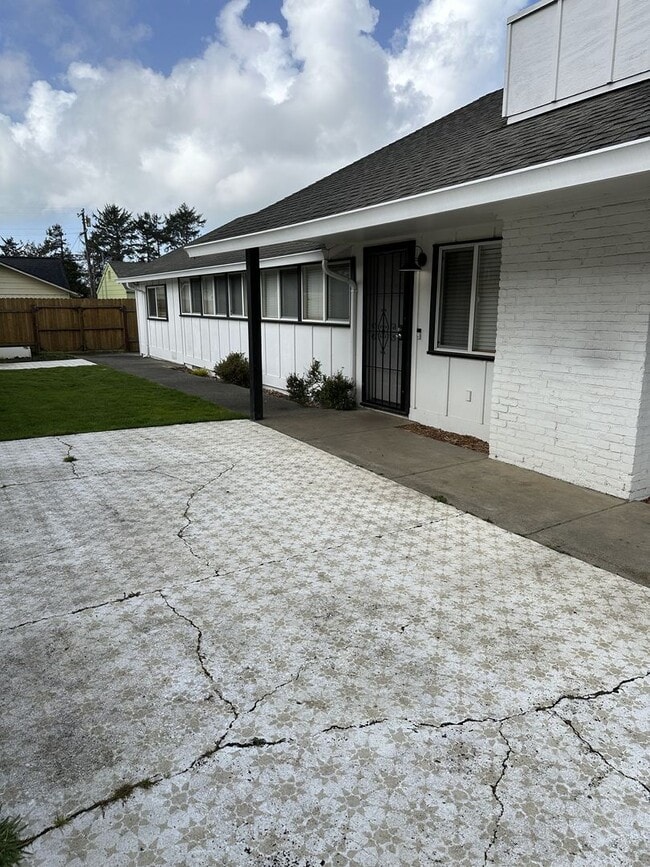 Building Photo - 4 Bed 1.5 Bath House