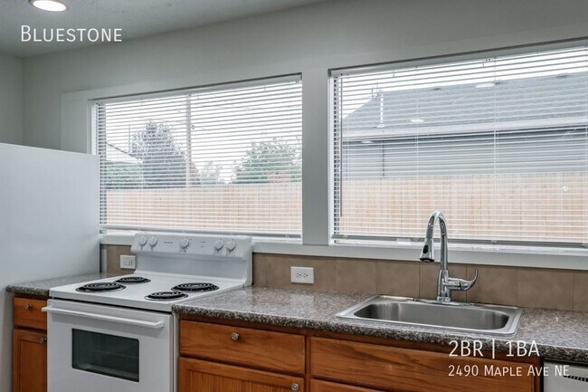 Building Photo - 2 Bedroom Duplex in Salem - Available for ...