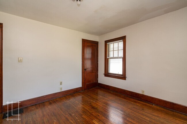 Building Photo - 1448-1450 Summit St.