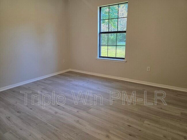 Building Photo - 8 Helen St