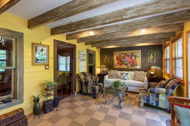 Building Photo - 1016 N E St