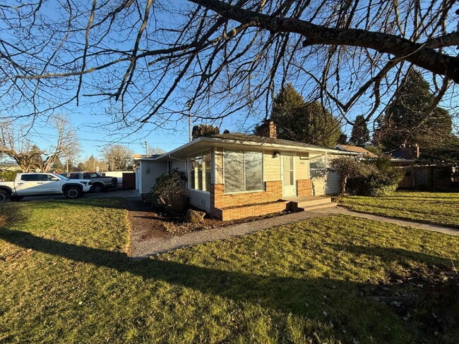 Building Photo - 1495 Lake Dr