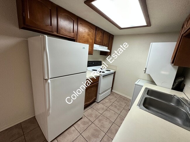 Building Photo - 714 Laurelwood Dr