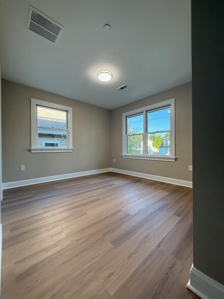 Private bedroom - 218 Elizabeth Ave