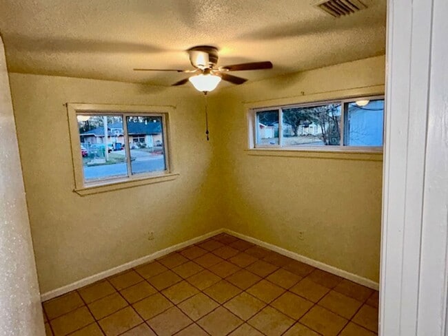 Building Photo - Moss Point 3 Bedroom
