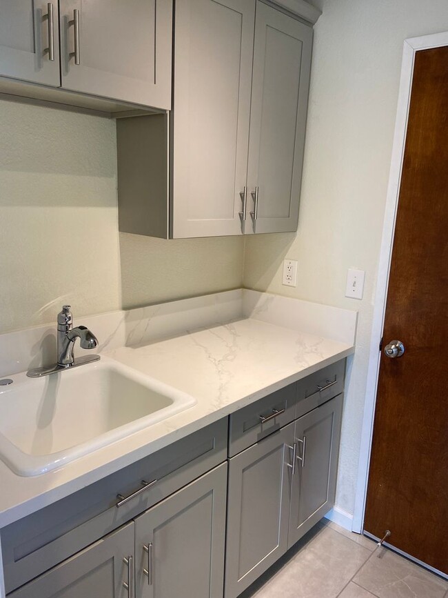 Building Photo - Folsom 3 Bdrm, 2 bath