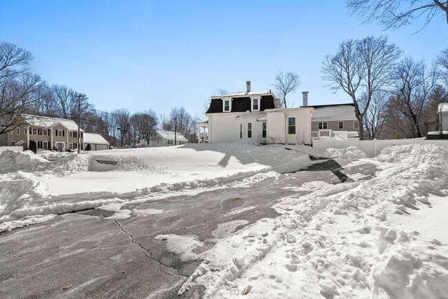 Building Photo - 1104 Pleasant St