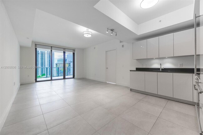 Building Photo - 1010 Brickell Ave