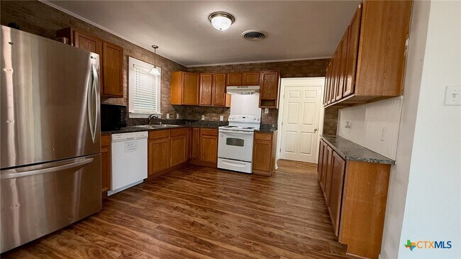 Building Photo - 301 Highland Dr