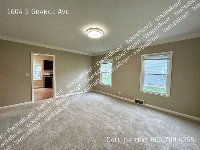 Building Photo - 1604 S Grange Ave