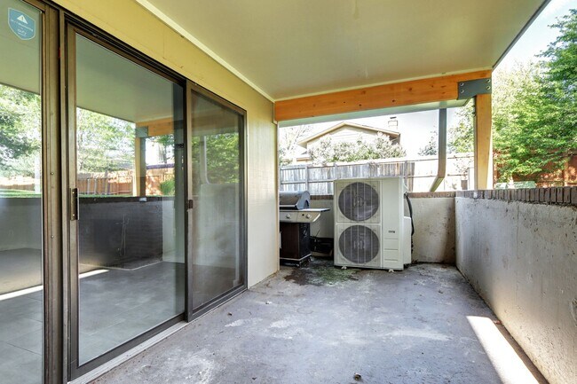 Building Photo - Updated 2 Bedroom 2 Bath Condo With Pool A...