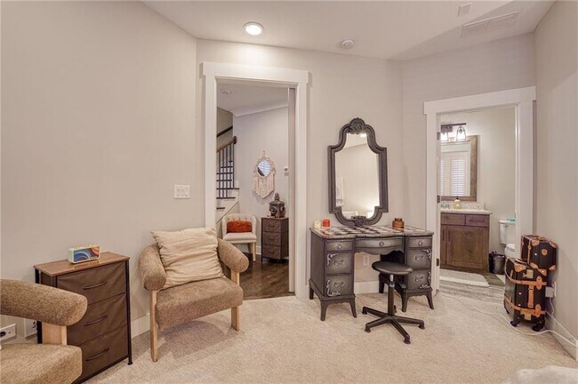 Building Photo - 984 Memorial Walk SE