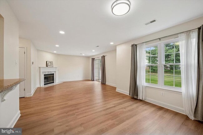 Building Photo - 5201 Plantation Ct