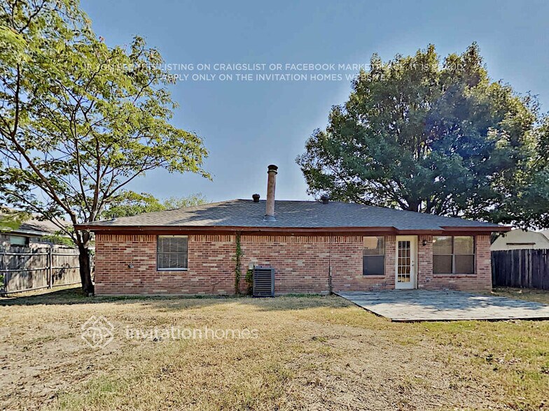 Building Photo - 1229 N Creek Dr