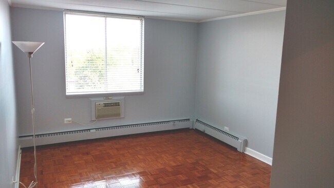 Building Photo - 225 S Rohlwing Rd