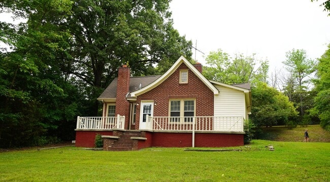 Primary Photo - 3 bed 2 bath Updated Bungalow - Private ba...