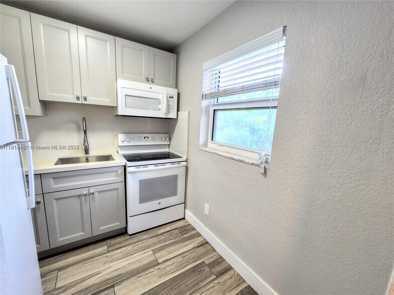 Building Photo - 1421 SW 37th Ave
