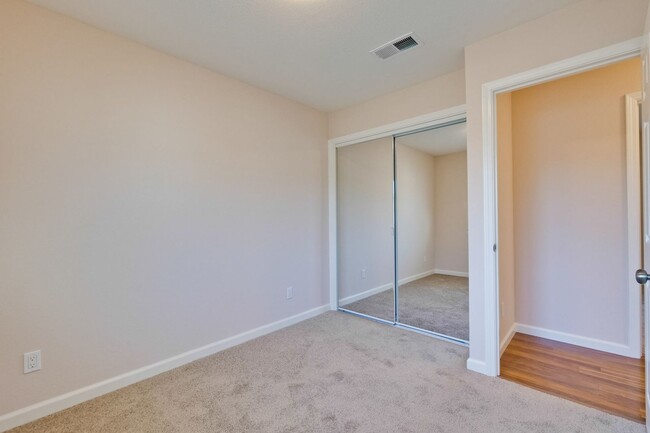Building Photo - 1425 Sunshadow Ln