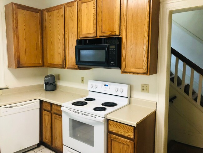 Building Photo - Large House w/ off-street parking & 3 BATHROOMS!