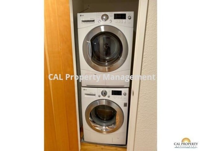 Building Photo - Stunning 2 Bed/2 Bath Condo Located in Mon...