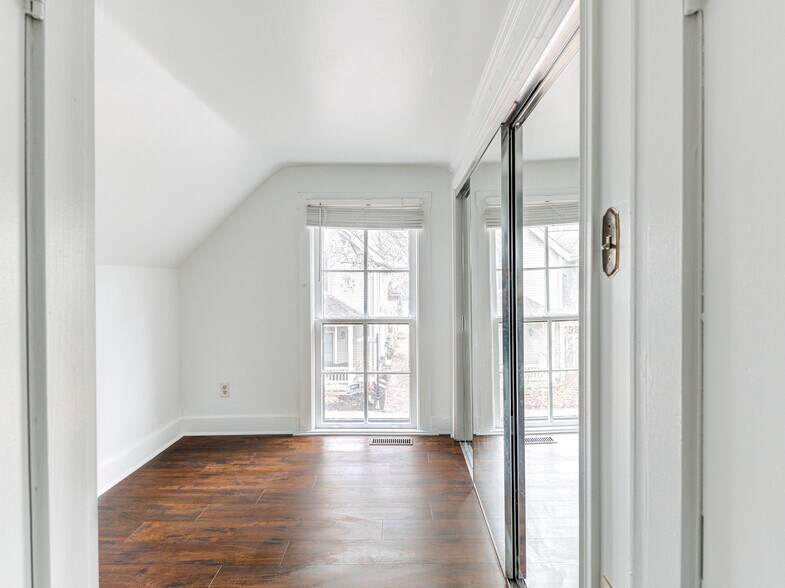 Building Photo - 321 N Park Ave